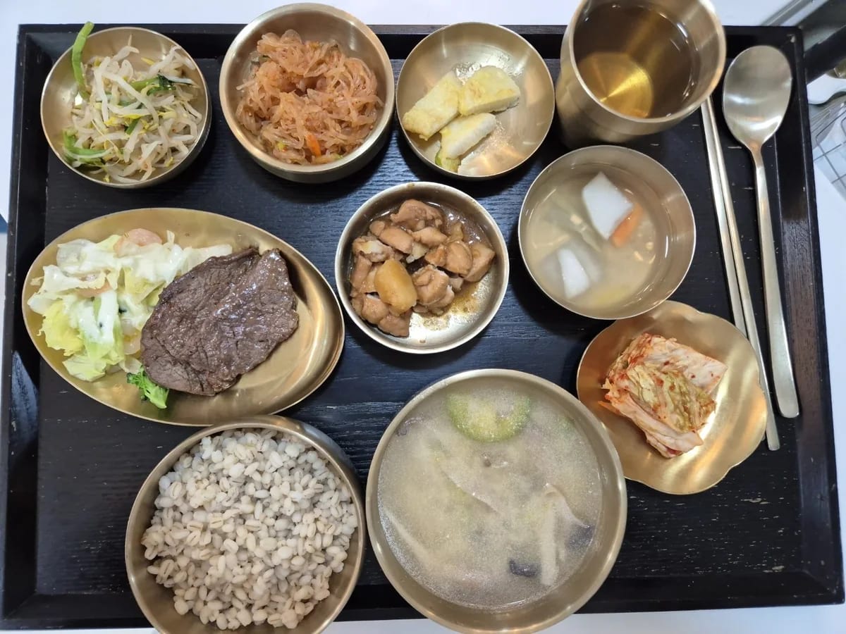 놋그릇에 차린 한 분 상 — 보리밥과 맑은국, 불고기와 샐러드, 잡채·숙주나물·닭조림·김치