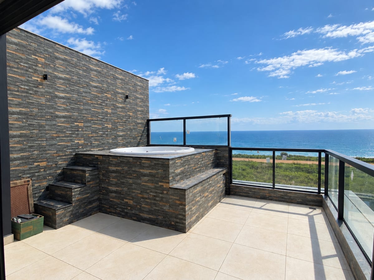Restinga · terraço com jacuzzi e vista para o mar