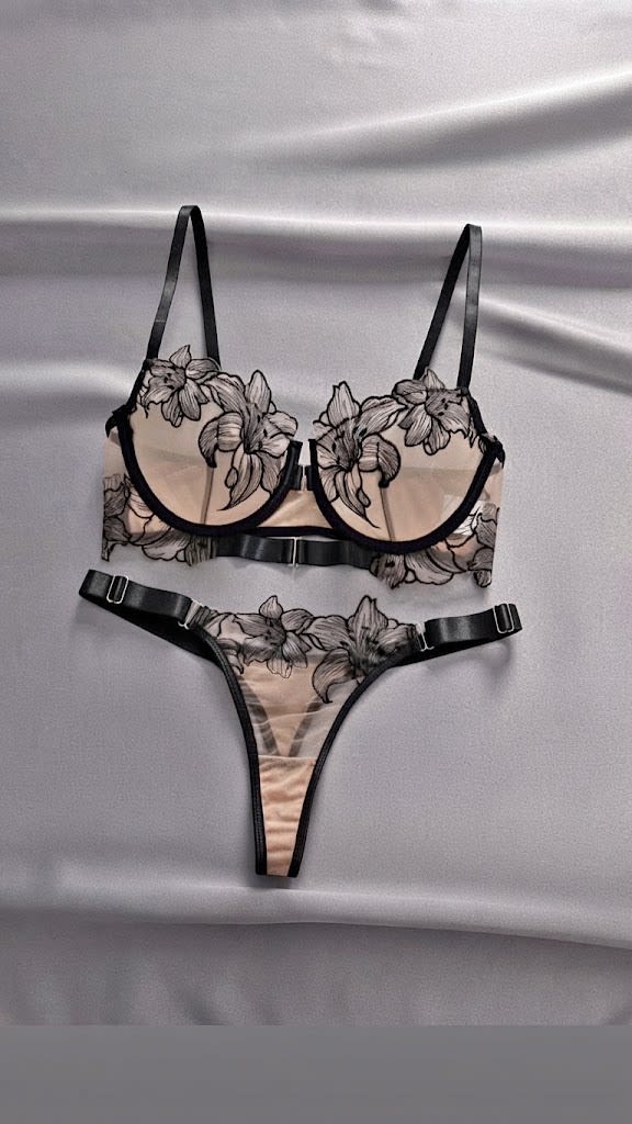 Conjunto de Lingerie Transparente com Bordado Floral e Alças Ajustáveis