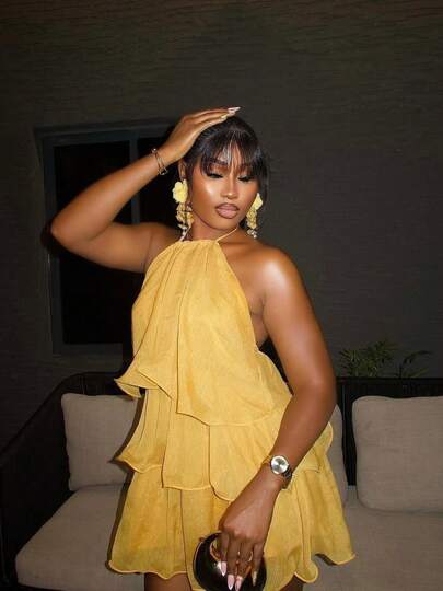 Vestido Curto Amarelo Estilo Francês com Babados e Decote