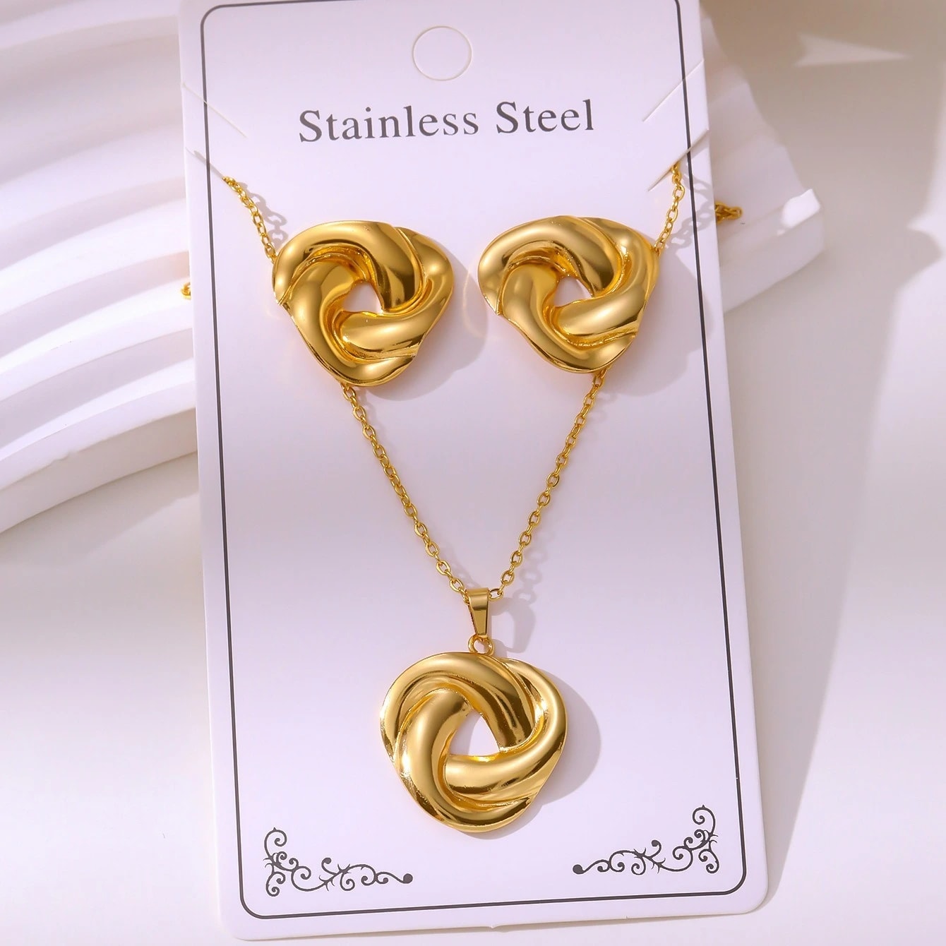 Novo conjunto de moda Maronew para comércio transfronteiriço, com colar com pingente e brincos de pino em aço inoxidável 304, banhados a ouro