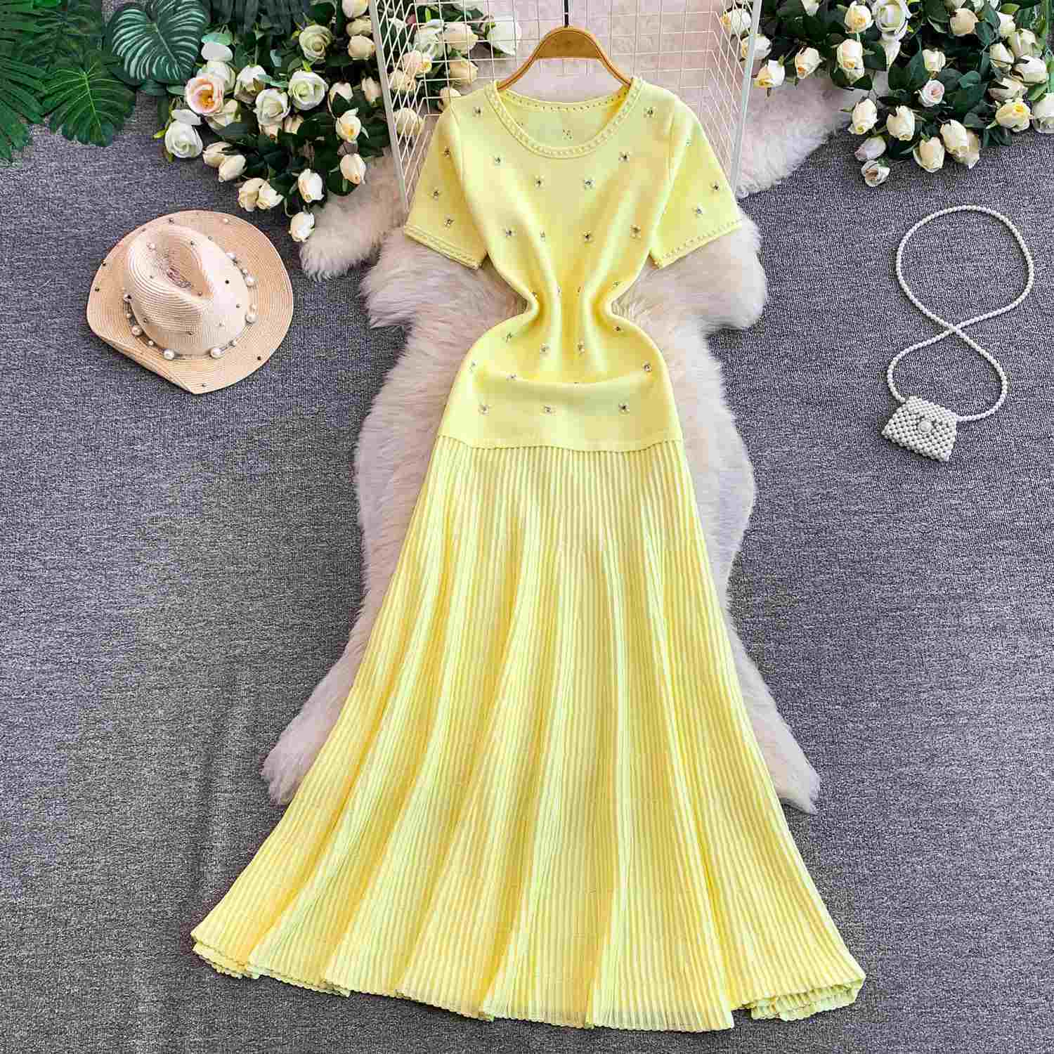 Vestido Elegante com Pérolas e Decote Redondo