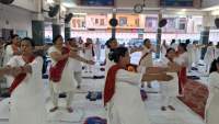 शिविर में मोटापा कम करने को योगासन कराए
