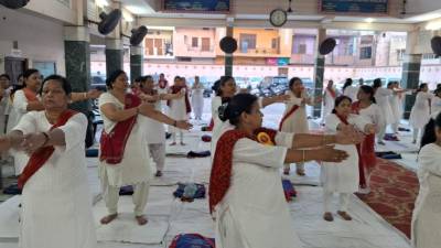 शिविर में मोटापा कम करने को योगासन कराए
