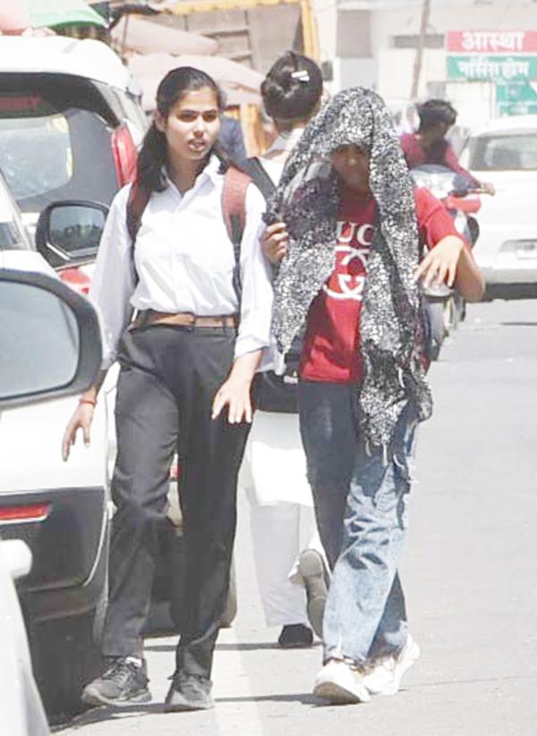 लू के थपेड़ों ने बढ़ाई मुश्किलें, लगातार बढ रहे तापमान ने लोगों का जीना किया मुहाल