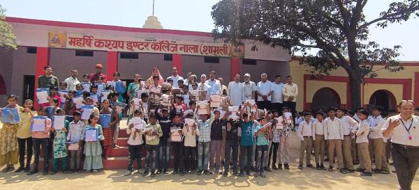 महर्षि कश्यप कॉलेज में डाक्टर दंपति ने निःशुल्क पुस्तकों एवं ड्रेस का किया वितरण