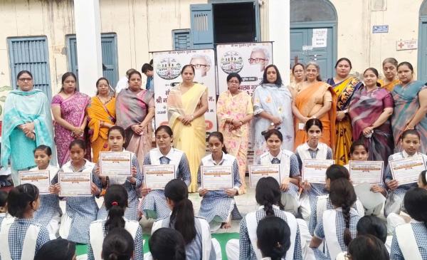 छात्राओं ने नशे से दूर रहने का संकल्प लिया