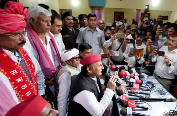 नाम बदलने वाले CM को जनता बदलेगी: बलिया में अखिलेश का तंज, नोएडा एयरपोर्ट से अयोध्या तक BJP को घेरा