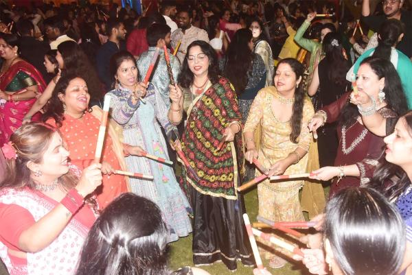 डांडिया रास का भव्य समापन, विजेताओं को किया सम्मानित