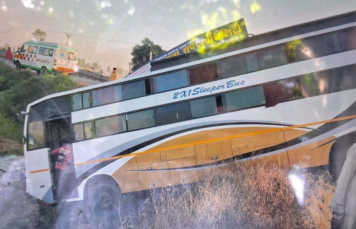 अनियंत्रित होकर खेत में उतरी टूरिस्ट बस, यात्रियों में हडकंप