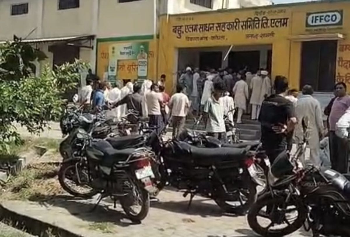 एलम में किसानों ने सहकारी समिति के खिलाफ किया हंगामा