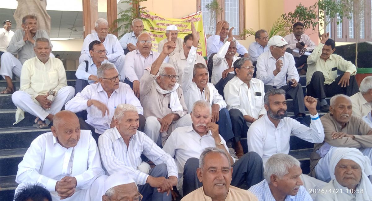 मांगों को लेकर पेंशनरों ने कलक्ट्रेट पर किया प्रदर्शन