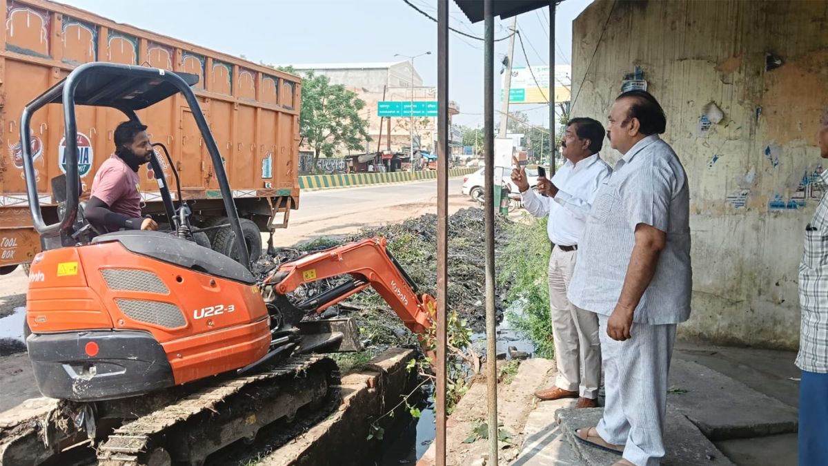 मिनी एक्सेवेटर से कराई जा रही शहरों के नालों की सफाई