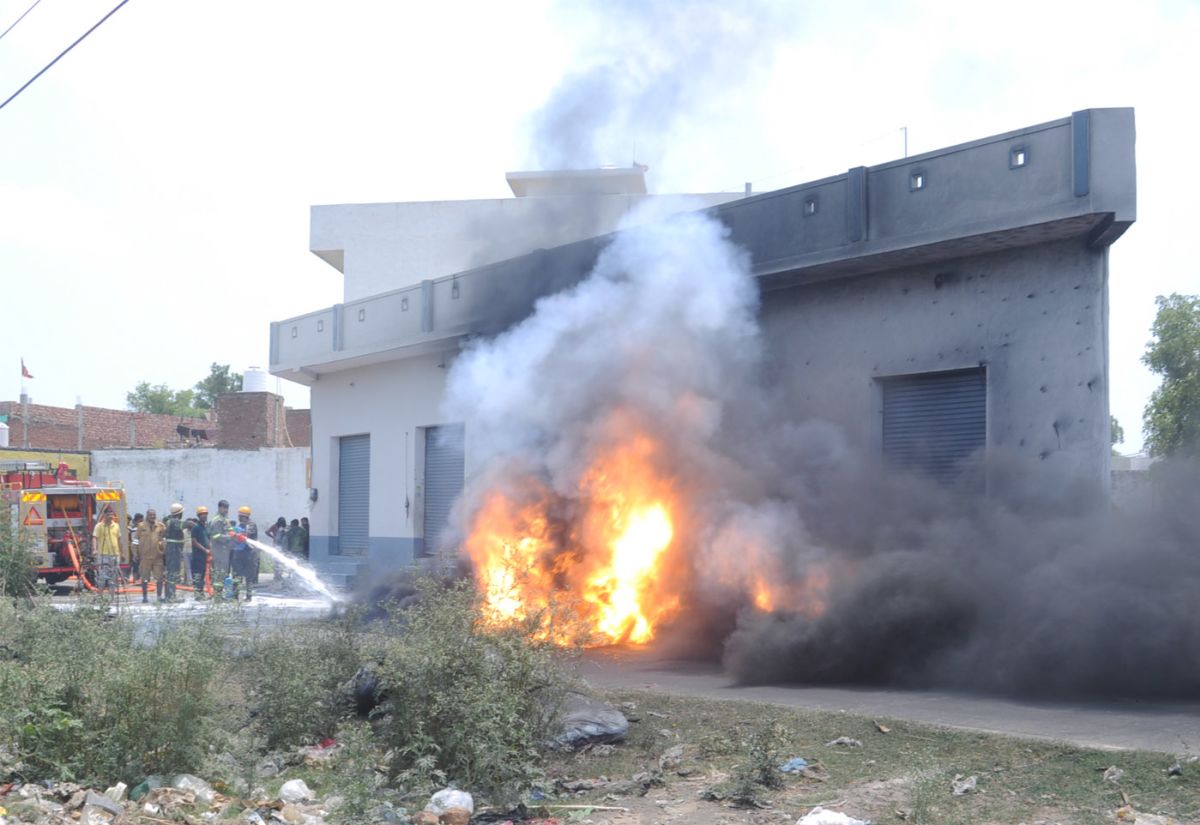 कैमिकल के गोदाम में लगी भीषण आग, लिलौन में घनी आबादी के बीच चल रहा था कैमिकम का गोदाम