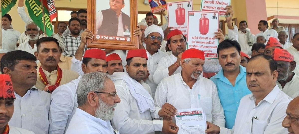 प्रतियोगी परीक्षाओं में धांधली व किसानों की समस्याओं को लेकर स्पा छात्रसभा का प्रदर्शन