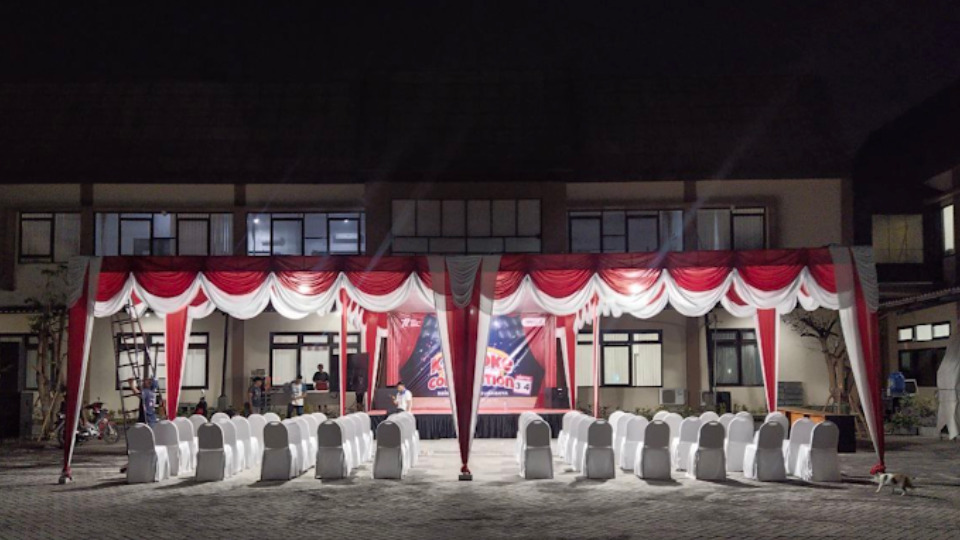 Sewa tenda panggung merah putih kursi lengkap untuk acara lomba karaoke dan pentas seni 17 Agustus di Surabaya
