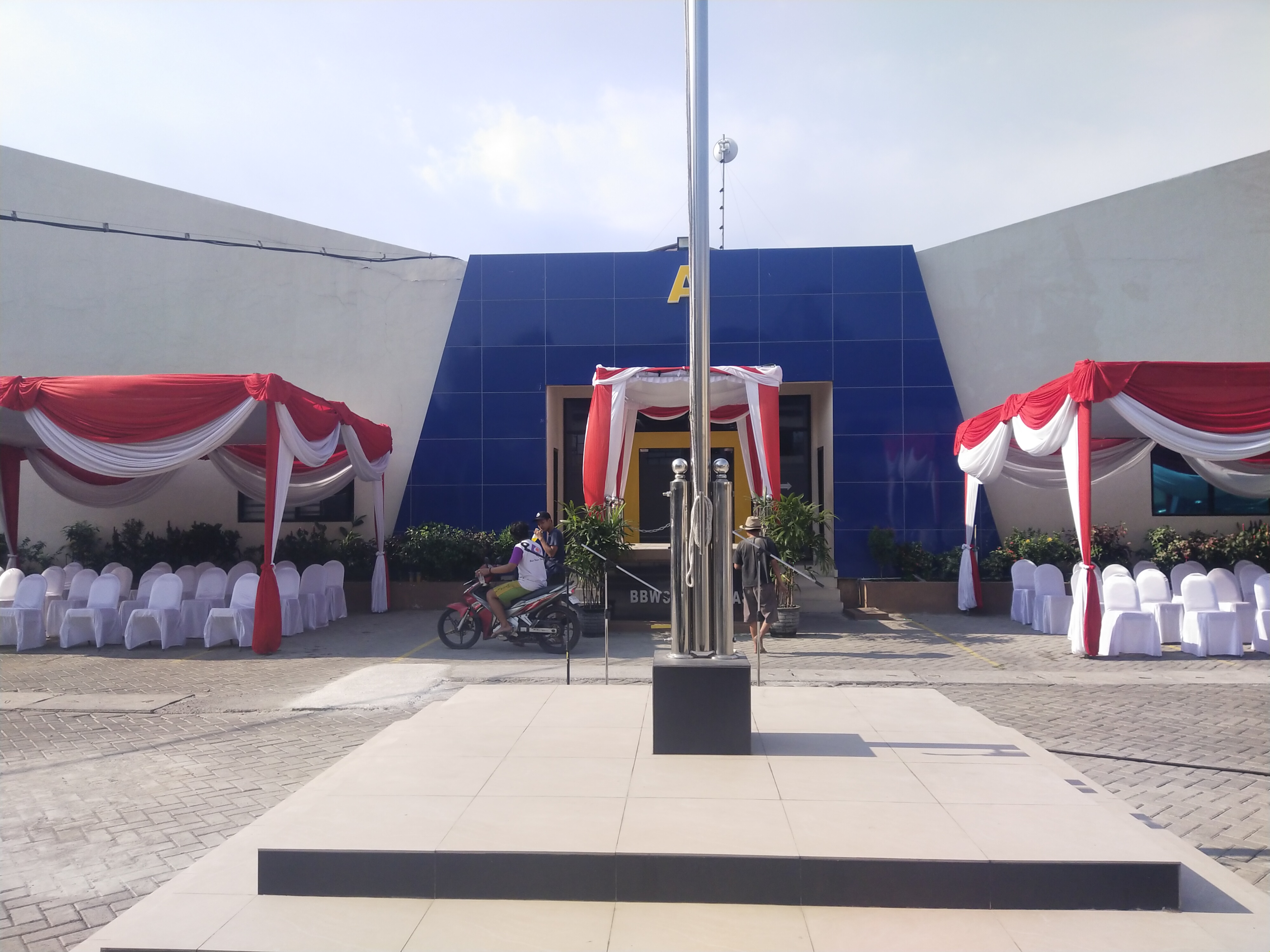 Sewa tenda dekorasi merah putih dan kursi VIP untuk persiapan upacara bendera 17 Agustus instansi Surabaya