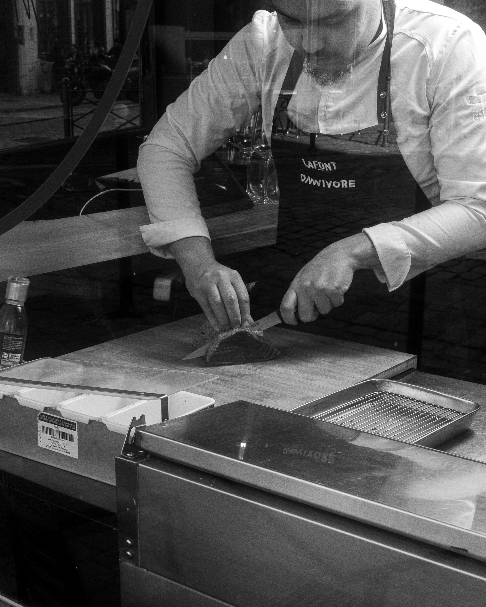 Service en salle restaurant ambiance chaleureuse