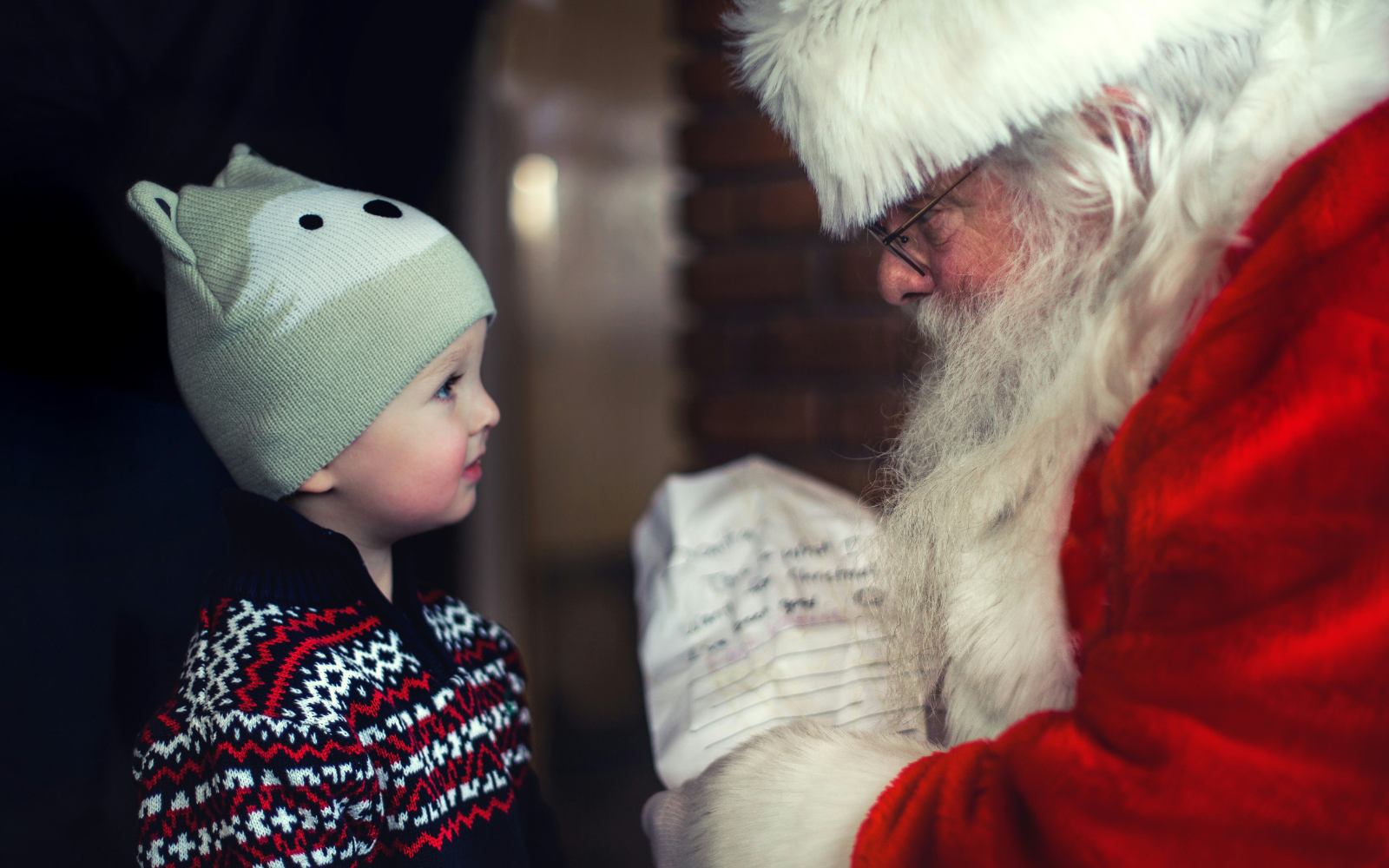 Santa with young children in Levi.
