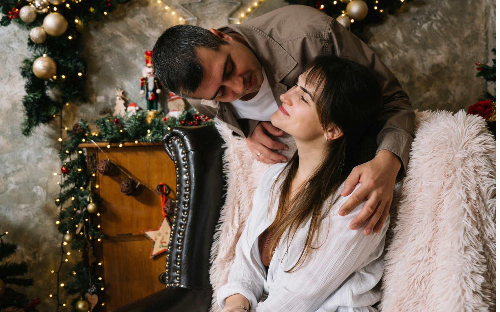 A couple together at Christmas in Levi.
