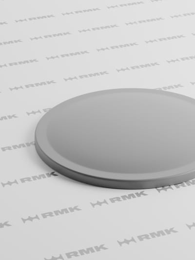 Apaļš stikla šķiedras akas vāks zaļā zālienā