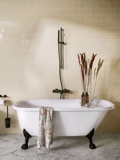 Alterna Leone Badkar 1500 Vit/Svart Komplett Set med svarta tassar och Popup-ventil