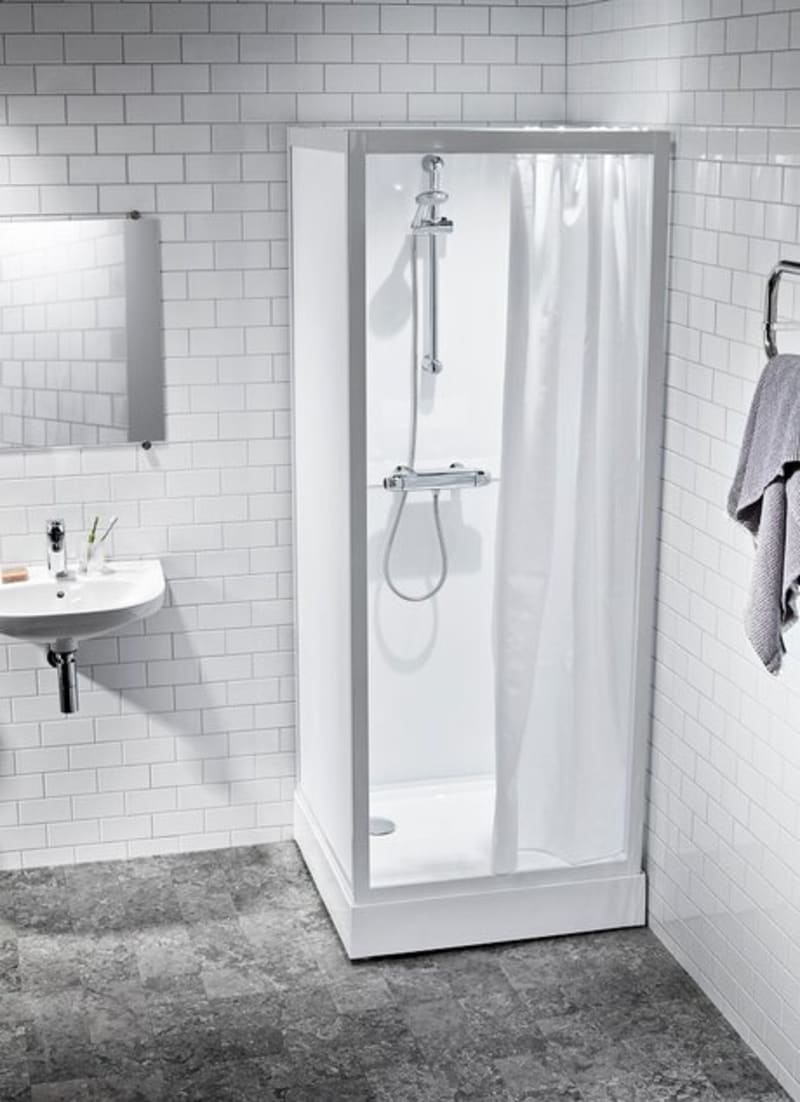 Alterna Basic Duschkabin 90x90cm — framifrån med glasväggar och vit profil