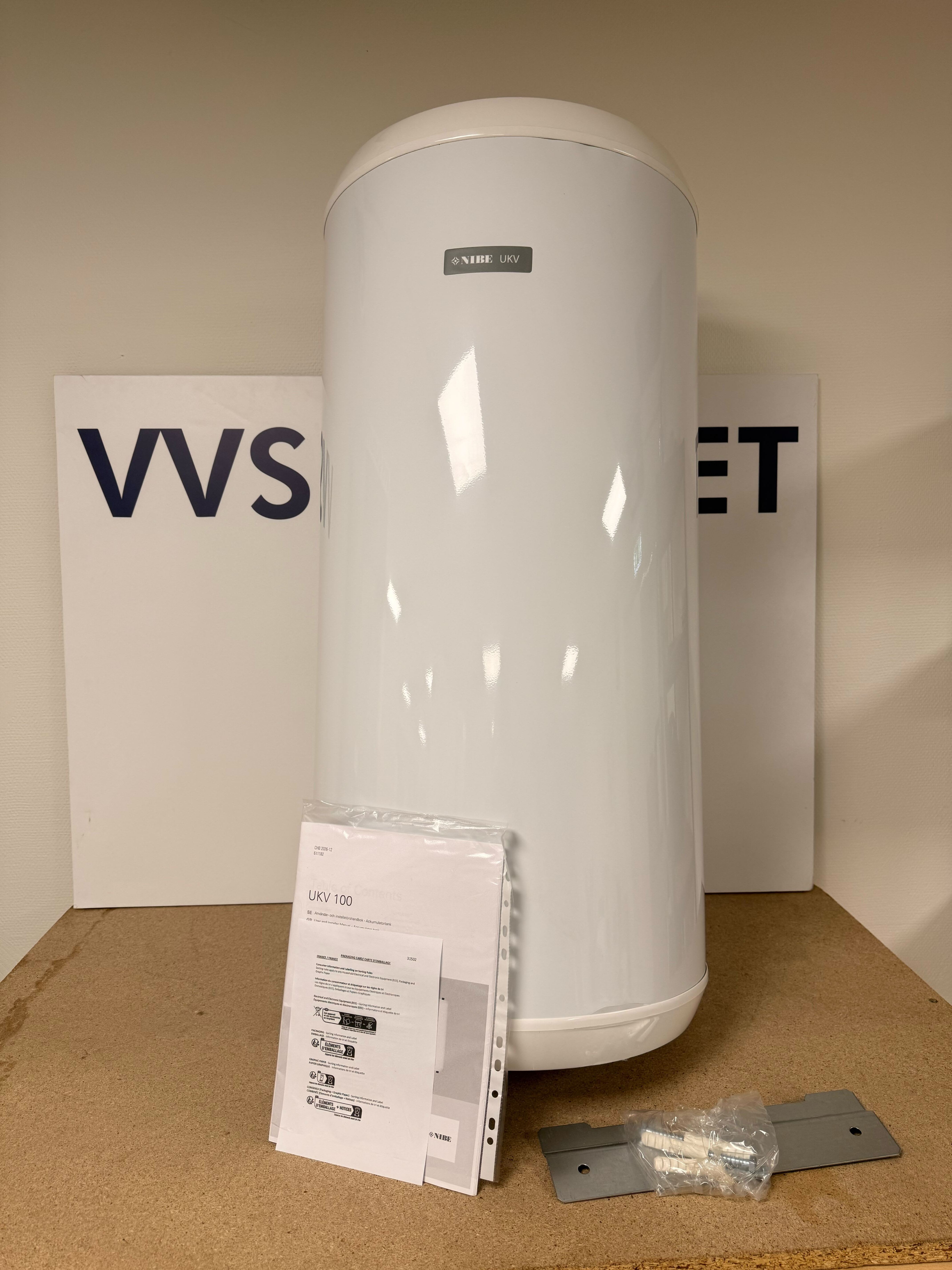 NIBE UKV 100 Utjämningskärl för värmepumpar - 100L, vit, brännlackerad plåt