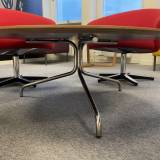 Swedese designfåtöljer – röd snurrmodell – 4 st + soffbord (grupp) - bild 3