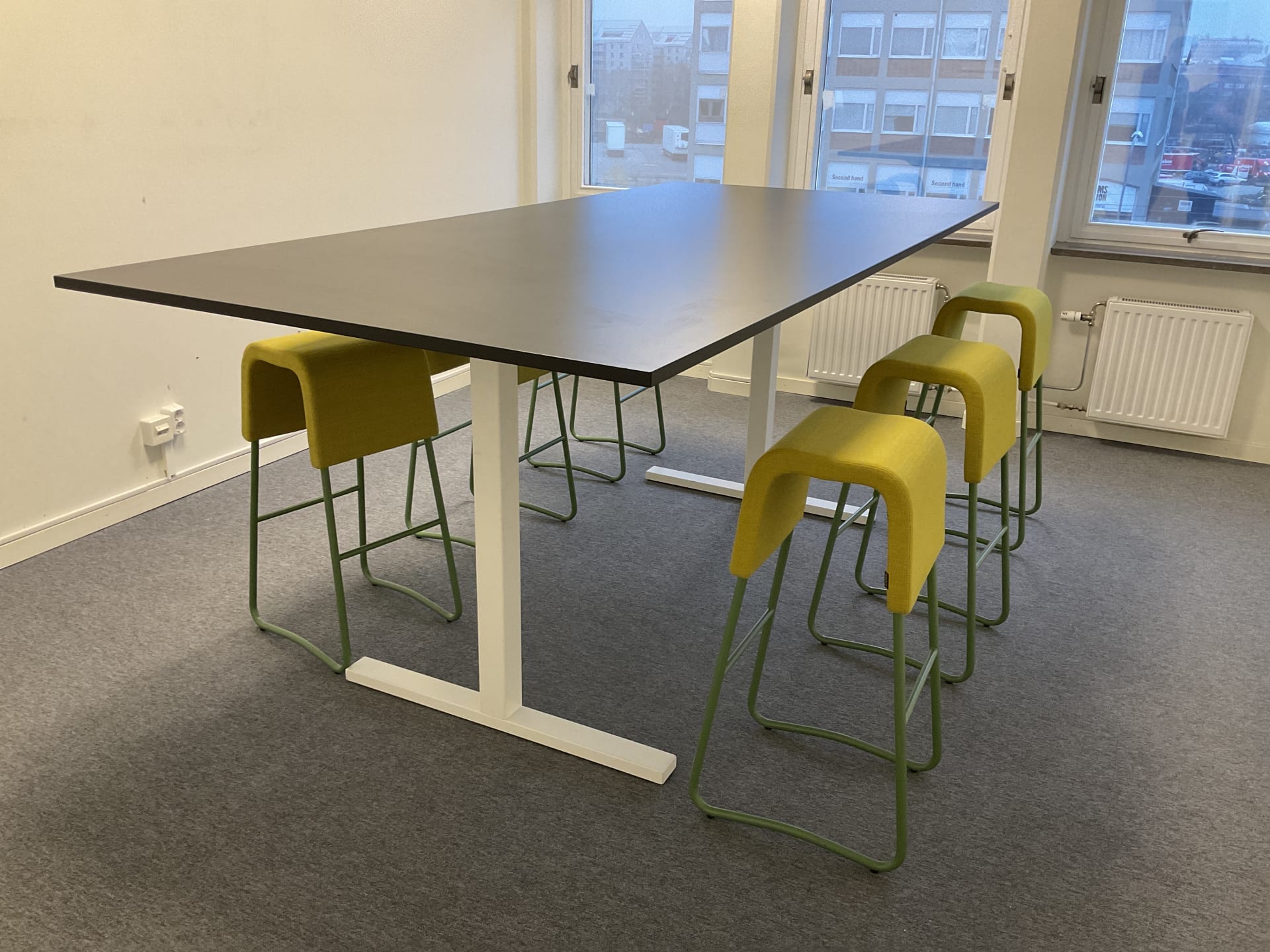 Materia 6 st barpallar + 1 st ståbord Okänd märke– designset för kontor / lounge / konferansbord