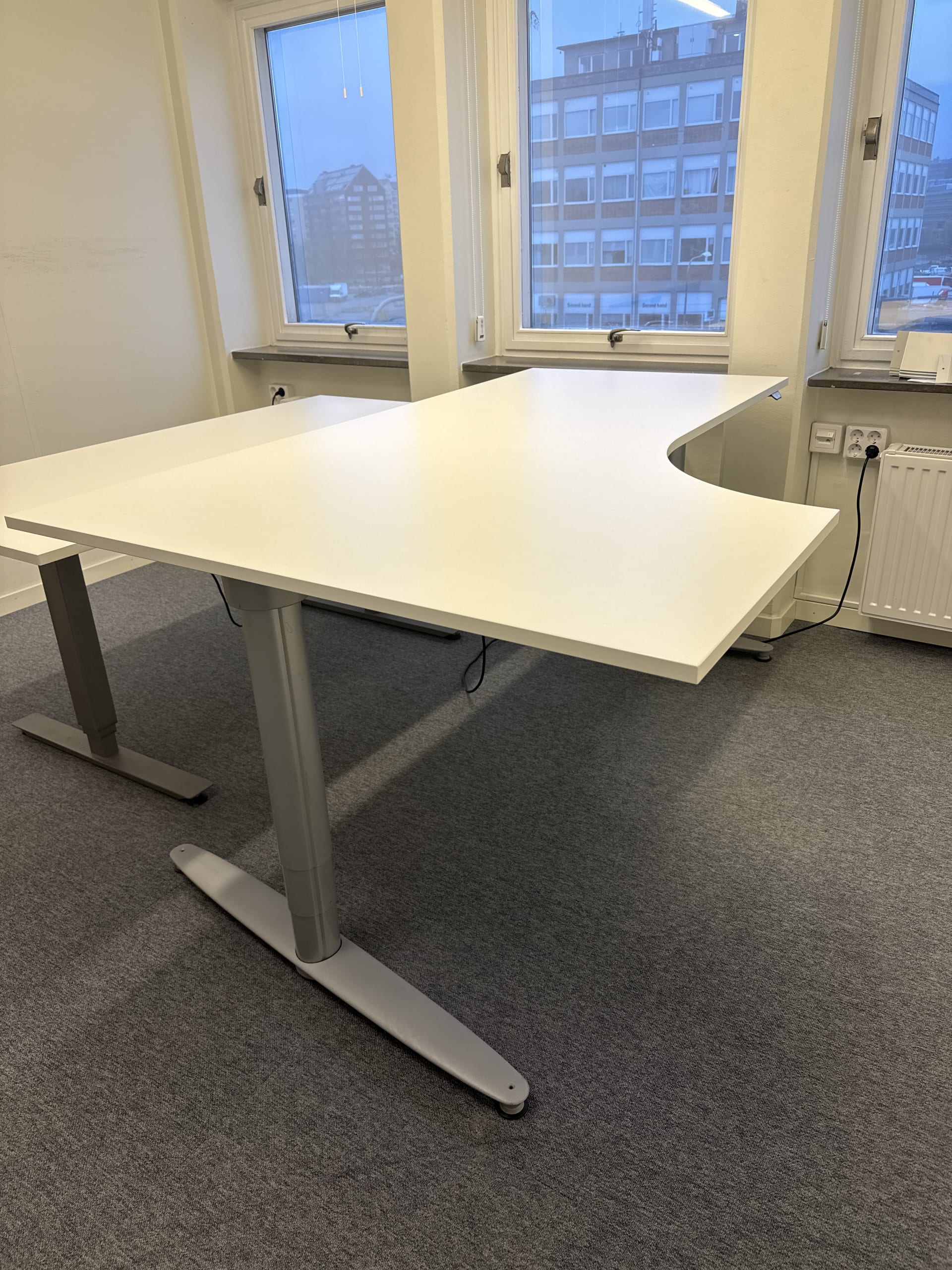 Kinnarps höj- och sänkbart hörnskrivbord 180×120 cm ergonomiskt kontorsskrivbord