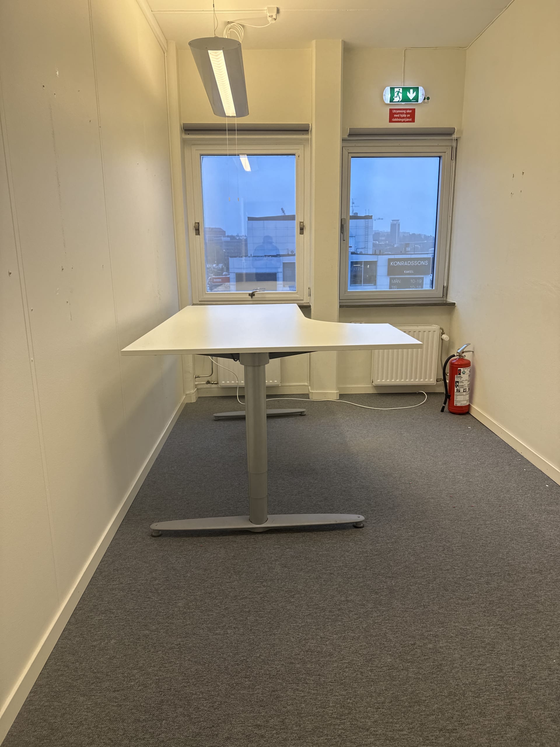 Kinnarps höj- och sänkbart hörnskrivbord 180×120 cm ergonomiskt kontorsskrivbord