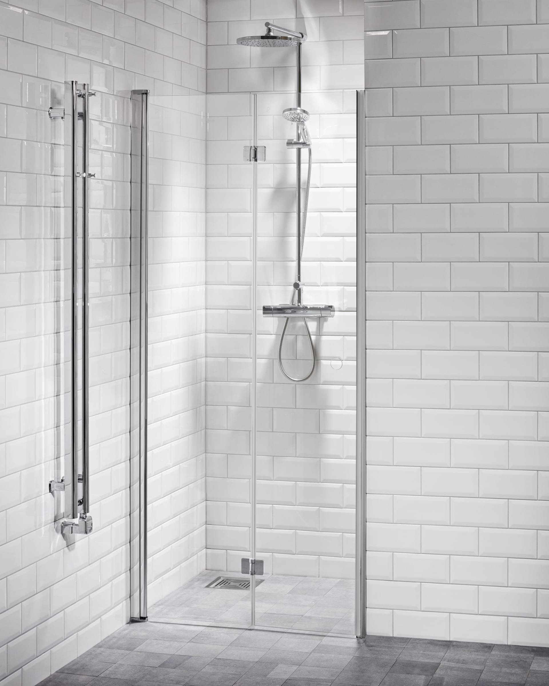 Alterna Lusso Vikdörr 70x200cm Duschdörr 674 mm x 2000 mm med Härdat Säkerhetsglas och Justerbar Väggprofil RSK 7333574