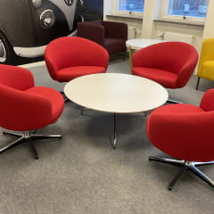 Swedese designfåtöljer – röd snurrmodell – 4 st + soffbord (grupp)