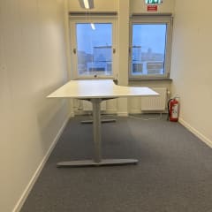Kinnarps höj- och sänkbart hörnskrivbord 180×120 cm ergonomiskt kontorsskrivbord