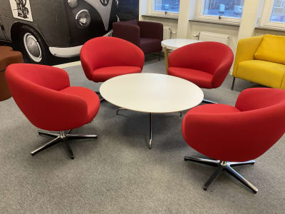 Swedese designfåtöljer – röd snurrmodell – 4 st + soffbord (grupp)