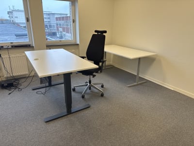 2 st skrivbord + 1 kontorsstol