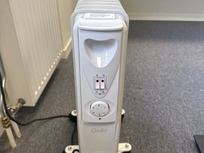 2 st skrivbord + 1 kontorsstol