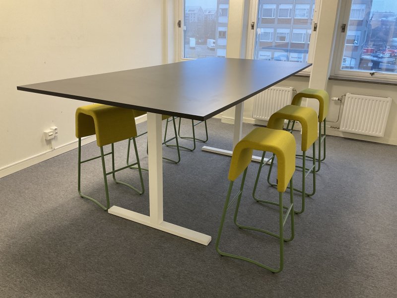 Materia 6 st barpallar + 1 st ståbord Okänd märke– designset för kontor / lounge / konferansbord