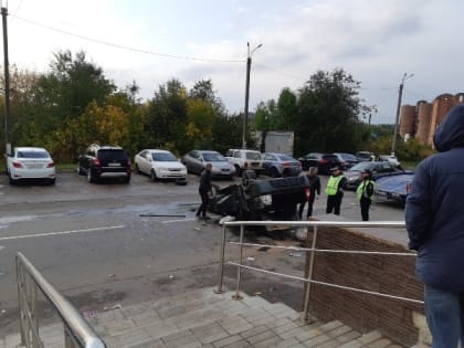 (фото) В Самарской области пьяный гость из соседнего региона разбил несколько машин и «поймал крышу»