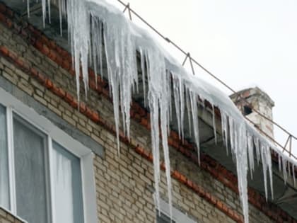 В Самарской области пятилетний мальчик пострадал от схода наледи с крыши