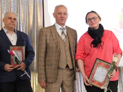 Депутаты-коммунисты поздравили работников культуры.