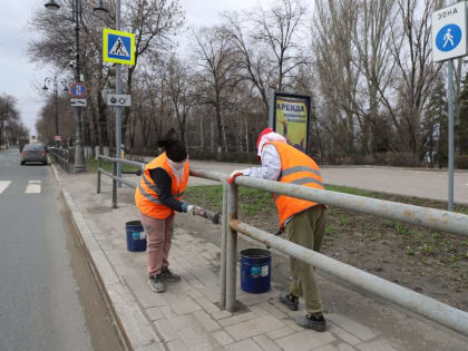 В Самаре моют ограждения на дорогах и красят бордюры