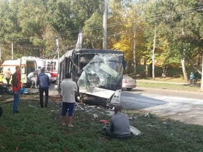 В Самаре на Ташкенсткой автобус с пассажирами влетел в столб