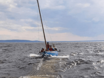 В Жигулевское море ветром унесло лодку, где было 13 человек