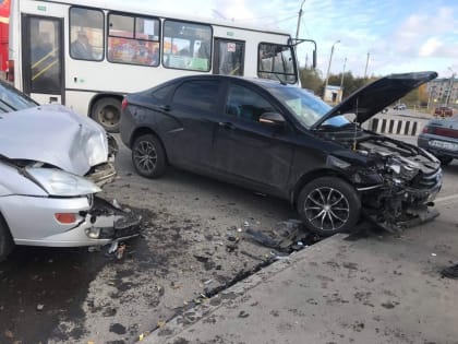 В Сызрани автоледи на Ладе врезалась в Форд