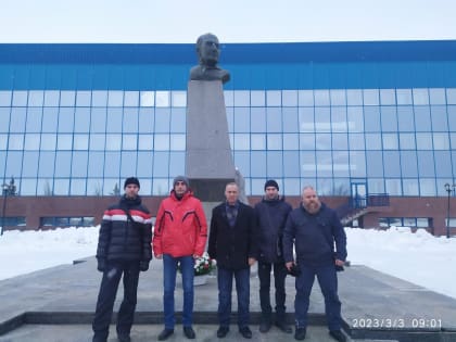 Члены профсоюза «МОЛОТ» возложили цветы к памятнику первому генеральному директору ВАЗа