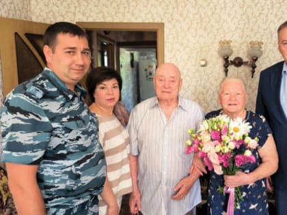 71 год вместе: Анатолий Лукиенко поздравил супругов Варламовых с днем семьи, любви и верности