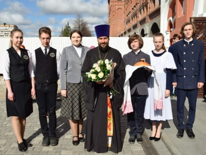 ВЛАДЫКА СЕРГИЙ СОВЕРШИЛ ПАСХАЛЬНОЕ БОГОСЛУЖЕНИЕ В ХРАМЕ ТРЕХ СВЯТИТЕЛЕЙ