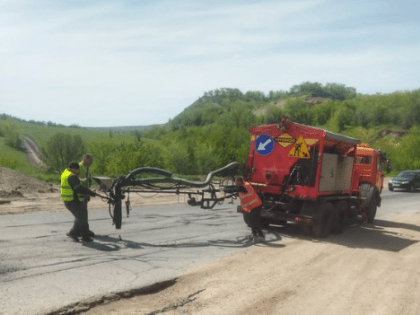 Весной все со снегом утечет? Убитые дороги Сызрани латают с помощью пневмонабрызга - видео